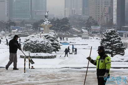 새벽부터 많은 눈이 내린 지난 1월 20일 오전 국회에서 직원들이 제설 작업을 하고 있다. 사진=박은숙 기자