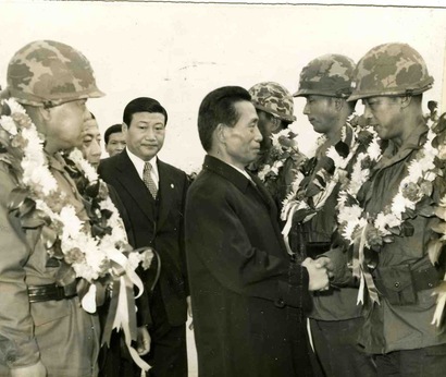 1973년 3월 박정희 전 대통령이 개선한 월남 참전용사들과 악수를 나누고 있다.  사진=연합뉴스