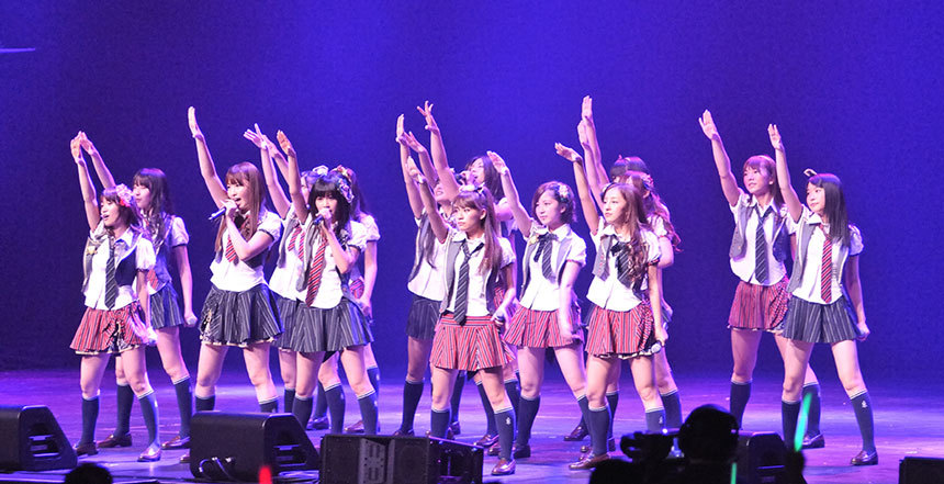 일본의 국민아이돌 AKB48. 프로듀서 아키모토 야스시는 팬들의 인기투표로 멤버를 뽑는 아이디어로 AKB48 돌풍을 일으켰다. 사진=위키피디아