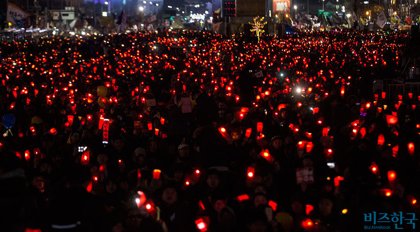 촛불이 꽃이다. 우리는 촛불로 민주주의를 꽃피웠다. 바야흐로 진짜 봄이다. 사진=고성준 기자