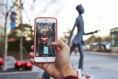 현대카드의 증강현실 프로모션 앱 '조커'를 구동하고 있다. 사진=현대카드