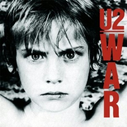 ‘선데이 블러디 선데이(Sunday Bloody Sunday)’가 담긴 U2의 앨범 ‘워(War)’의 앨범 커버. 그 외에도 폴란드 노동조합 이야기를 담은 ‘뉴 이어즈 데이(New Year’s Day)’ 등 사회를 비판하는 음악으로 가득하다.
