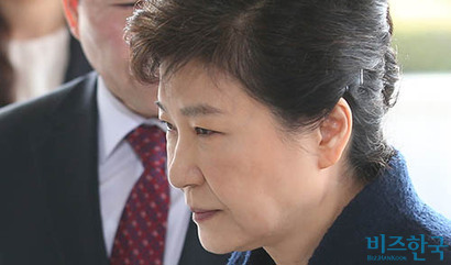 지난 21일 검찰에 출석하는 박 전 대통령. ​사진=사진공동취재단 ​