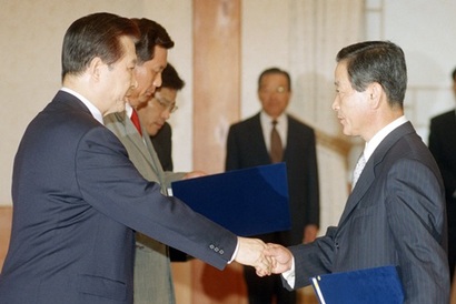 지난 1999년 5월 김대중 대통령이 청와대에서 신임 강봉균 재정경제부 장관(오른쪽)에게 임명장을 수여한 후 악수하고 있다. 사진=연합뉴스