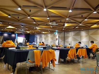 구글 서울캠퍼스에서 열린 해커톤 중 새벽까지 개발이 한창인 모습.
