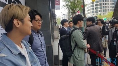 무려 5박 6일을 기다린 갤럭시S8 SK텔레콤 1호 개통자는 취재진의 집중적인 조명을 받았다. 사진=봉성창 기자