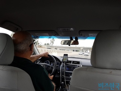 실제 LA에서 우버를 운행하는 기사의 모습. 사진=김태현 기자