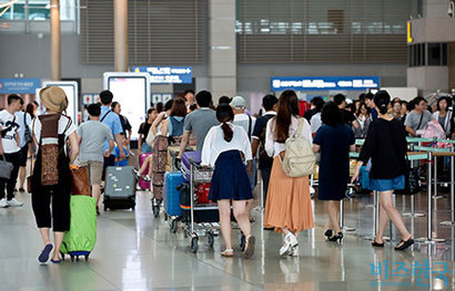 열심히 일한 당신, 떠나라! 인천공항에서 출국하는 사람들의 모습. 사진=비즈한국DB