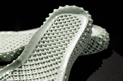 4차 산업혁명의 특징은 인건비를 최소화하기 위해 수작업 공정을 최소화하는 것이 특징이다(위). 3D 프린터로 제작된 개인 맞춤형 신발 밑창(아래). 사진=아디다스