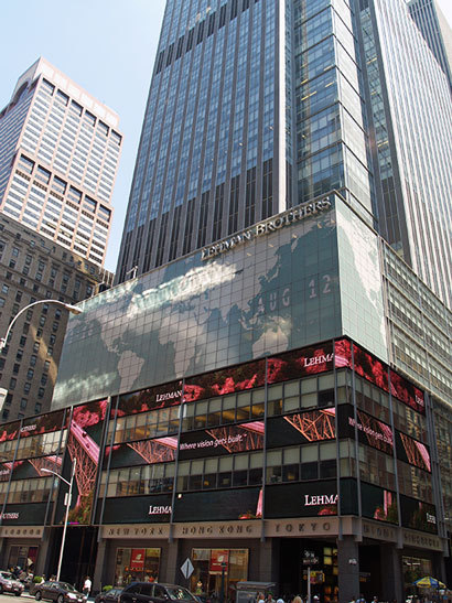 뉴욕에 있던 리먼 브라더스 본사 건물. 서브프라임 모기지 사태로 리먼 브라더스는 결국 파산했고, 미국발 신용위기는 전 세계를 얼어붙게 만들었다. 사진=위키미디어코먼스