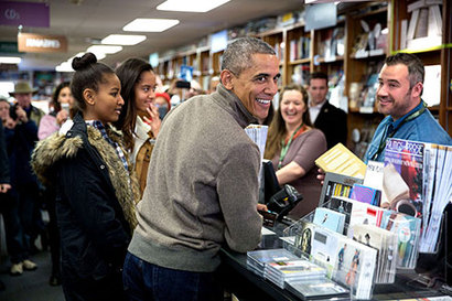 2014년 여름 휴가 때 오바마 대통령이 딸들과 함께 서점을 방문해 책을 사고 있다. 사진=백악관