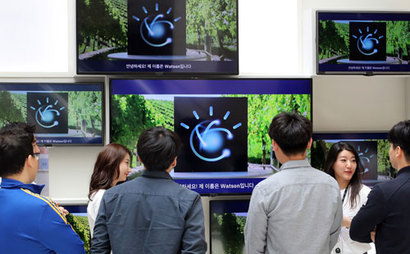 4월 24일 서울 여의도 IFC몰에서 열린 IBM 창립 50주년 인공지능 ‘왓슨’ 시연행사에서 시민들이 왓슨에 대한 설명을 듣고 있다. 사진=연합뉴스