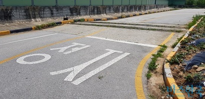 현재 운전면허 기능시험에는 사라진 철길건널목 코스. 도로 상태는 기대 이상으로 깨끗한 편이었다. 사진=봉성창 기자