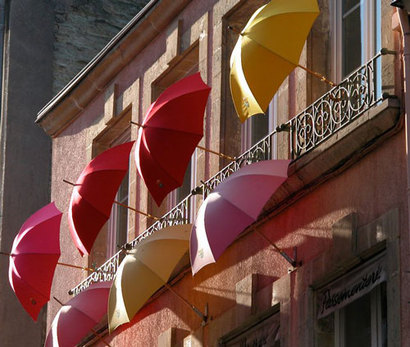 프랑스 셰르부르의 이본 가문에서 만드는 ‘쉘부르의 우산’. 100년 된 나무로 손잡이와 대를, 최고급 카본 스틸로 프레임을 만들고, 시리얼 넘버를 매겨 관리한다. 사진= Le Veritable Cherbourg 페이스북