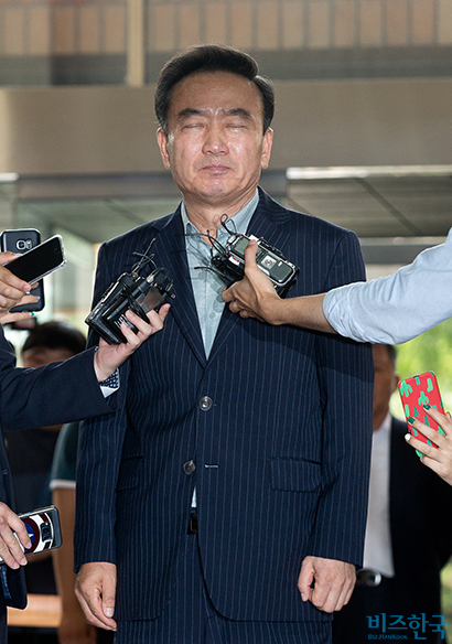 6월 21일 호식이두마리치킨 최호식 회장이 여직원 성추행 혐의를 조사받기 위해 서울 강남경찰서에 나왔다. 사진=비즈한국DB