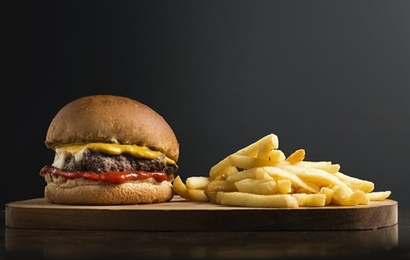 햄버거 등 패스트푸드에 들어있는 식품첨가물은 중독을 유발하고, 미네랄 부족을 일으킬 수 있다.