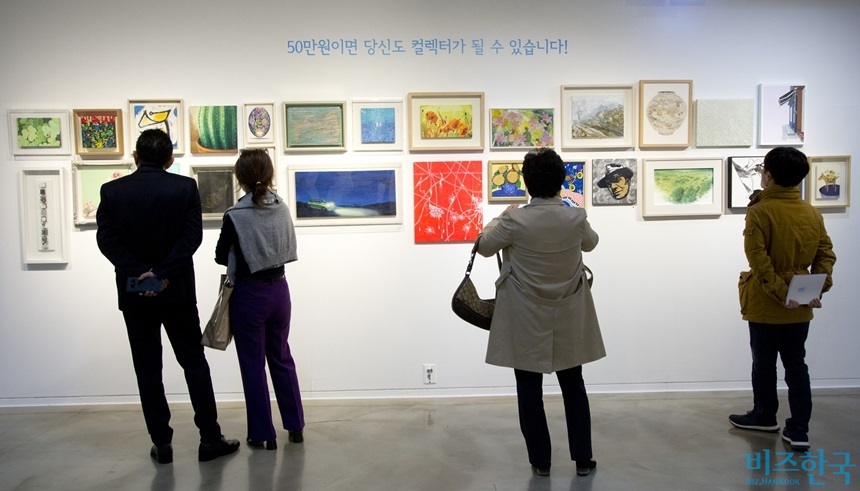 ‘한국미술응원 프로젝트 Vol.2’ 50만 원 소품전을 보고 있는 관람객들. 사진=이종현 기자