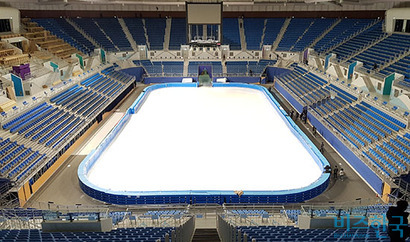 한국선수들의 강세 종목인 빙상경기는 대부분 밤늦게 끝난다. 사진은 내부 단장이 한창인 강릉 아이스아레나. 사진=우종국 기자