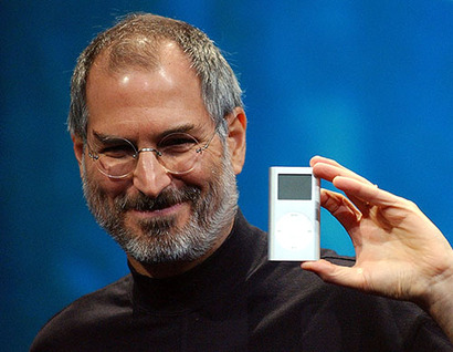 2004년 1월 샌프란시스코에서 열린 맥월드 컨퍼런스에서 아이팟 미니를 보여주고 있는 스티브 잡스. 사진=연합뉴스