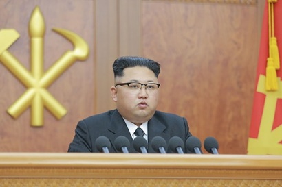 김정은이 2018년 1월 신년사를 통해 핵 무력 완성을 선언하는 동시에 핵과 미사일 실험을 유예 선언도 병행할 수 있다는 가능성이 점쳐지고 있다. 출처=조선중앙통신
