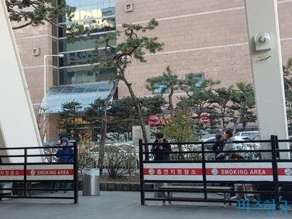 서울 고속버스터미널의 흡연구역 모습. 남성 흡연자는 질문에 답을 잘 했지만, 여성 흡연자들은 손사래를 치며 질문을 피했다. 사진=구예지 인턴기자
