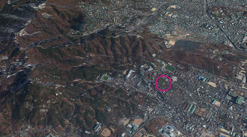 김승연 회장의 자택은 금계포란형(金鷄抱卵形)의 와혈 명당에 위치한다. 사진=구글 어스 캡처