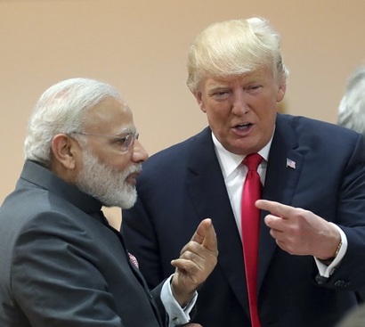 지난해 8월 도널드 트럼프 미국 대통령(오른쪽)과 나렌드라 모디 인도 총리가 독일 함부르크에서 열린 주요 20개국(G20) 정상회의에서 얘기를 나누고 있다. 사진=연합뉴스