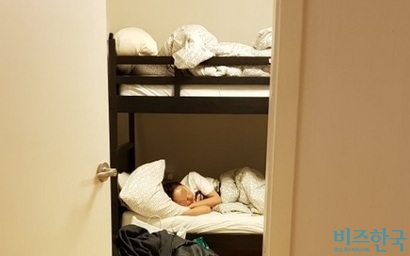 방에서 자고 있는 성형한 중국 여성. 한 여성은 “얼굴이 이렇기 때문에 나가지 않는다”며 “​집에 계속 있으면 심심하기 때문에 매일 병원을 간다”​고 말했다. 사진=박현광 기자