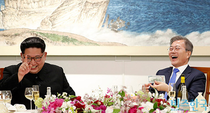 지난 27일 남북정상회담 만찬에서 문재인 대통령과 김정은 국무위원장이 마술공연을 보며 활짝 웃고 있다. 사진=한국공동사진기자단