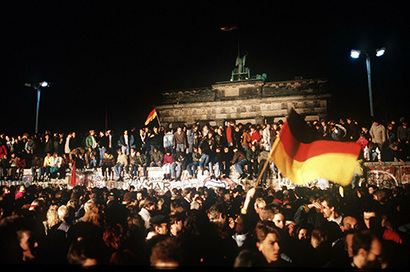 1989년 11월 9일 동서독 주민들이 베를린장벽으로 몰려들어 장벽 붕괴를 축하하고 있다. 사진=연합뉴스