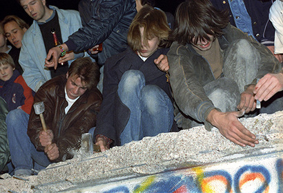 1989년 11월 10일 새벽 독일 국민들이 베를린장벽을 부수고 있다. 사진=연합뉴스