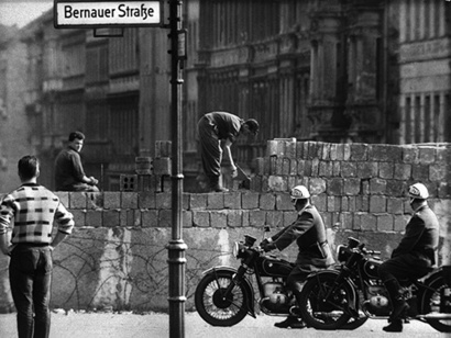 1961년 베를린장벽을 만드는 모습. 사진=연합뉴스