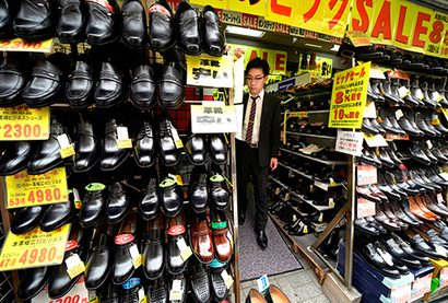 일본 경제의 성장세가 멈췄다. 최근 일본 경제의 ‘부활’은 인위적인 경기 부양 때문이라는 평이 나온다. 할인 판매하고 있는 도쿄의 한 제화점. 사진=연합뉴스