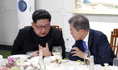 지난 남북정상회담에서 김정은 북한 국무위원장은 문재인 대통령에게 북한의 낙후된 육상 교통 상황에 대해 설명하며 다소 머쓱해 하기도 했다. 사진=한국공동사진기자단