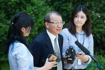 양승태 전 대법원장이 지난 1일 오후 경기도 성남시 자택 인근에서 ‘사법행정권 남용 의혹’ 관련 입장을 발표하고 있다. 사진=임준선 기자