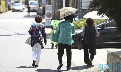 살인적인 더위에 정말 위험한 사람은 노인들이다. 서울 강남대로 일대를 지나는 노인들이 양산을 쓰고 햇볕을 피하는 모습. 사진=고성준 기자