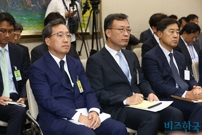 윤호영 카카오뱅크 대표(왼쪽)와 심성훈 케이뱅크 은행장(오른쪽). 사진=박은숙 기자