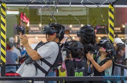 지난 9월 8일 코리아 VR 페스티벌 2018을 찾은 관람객들이 VR 체험을 하고 있다. 사진=최준필 기자
