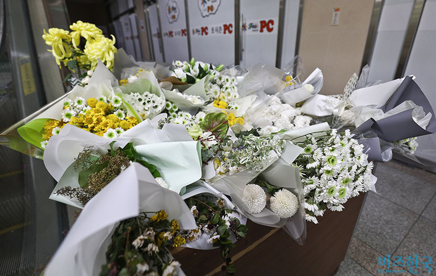 살인사건이 일어난 서울 강서구의 한 PC방 앞 희생자를 추모하는 꽃들이 꽃들이 놓여있다. 사진=고성준 기자