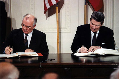 1987년 12월 8일 소련의 고르바초프 서기장(왼쪽)과 미국의 레이건 대통령이 백악관에서 중거리핵전력조약에 서명하고 있다. 사진=미 국립문서보관소