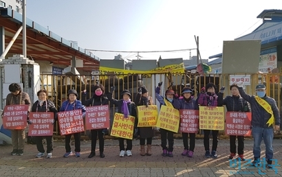 서울 성내동 역세권 청년주택 건설 부지 출입문 앞에 주민들이 일렬로 서서 집회를 이어갔다. 사진=차형조 기자