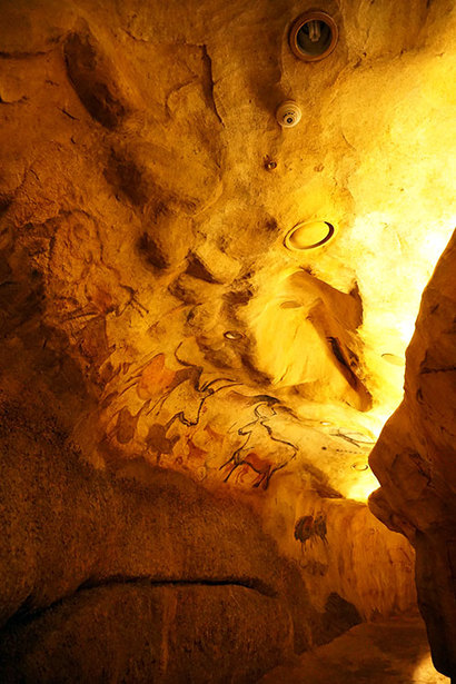 화석인류 옆으로 있는 동굴 안쪽 벽에는 소나 말, 사슴  등 세계 각지의 구석기인들이 그린 동굴벽화를 복제해 놓았다. 사진=구완회 제공