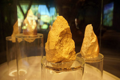 돌의 양쪽에 모두 날을 세운 ‘​아슐리안식 주먹도끼’​. 1978년 이후 전곡리에서는 구석기 유물이 8000점 이상 발굴되었고 2011년 전곡선사박물관이 세워졌다. 사진=구완회 제공