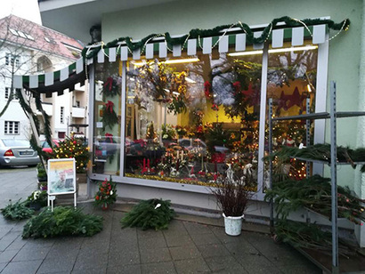 이 시기 동네에서 흔히 볼 수 있는 크리스마스 소품 가게. 독일에서는 집집마다 생나무로 크리스마스 트리를 만들고 창문과 테라스 등에 반짝반짝 빛나는 조명으로 장식을 한다. 사진=박진영 제공