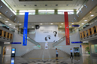 헌정기념관 중앙홀. 늘 특별전시가 열리고 있으며, 양쪽 벽으로 역대 국회의장들의 초상화가 보인다. 사진=구완회 제공