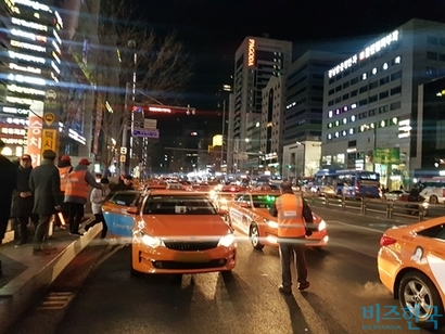 지난 25일 자정 무렵 서울 강남역 인근에 운영 중인 ‘승차거부 없는 택시’ 임시 승차대 풍경. 사진=차형조 기자