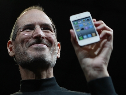 ‘아이폰4’를 들어 보이는 스티브 잡스. 잡스가 있던 시절 애플은 혁신의 대명사였다. 사진=연합뉴스