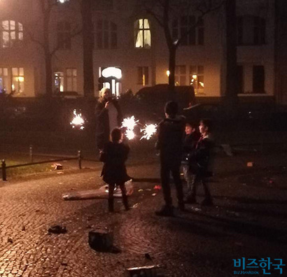 12월 31일 이른 저녁, 동네 분수대에서 아이를 동반한 가족이 안전하게 불꽃놀이를 즐기는 모습. 사진=박진영 제공
