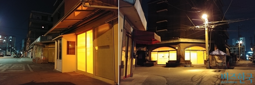 밤이 되어 불이 켜진 옐로하우스 일대 가게들 모습. 성매매 알선자들이 바람을 피해 천막 안에서 대기하고 있다(오른쪽 사진). 사진=이성진 기자