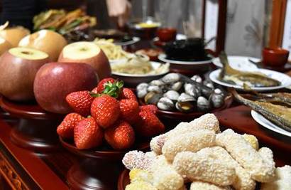 유교 전통에서 차례상에 올리는 음식은 차 한 잔, 술 한 잔, 과일 한 접시가 전부다. 술을 따르고 절하는 것도 종부, 즉 맏며느리인 여성의 역할이다.
